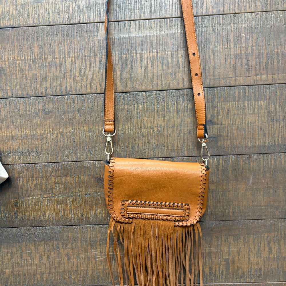 MINI CROSSBODY FRINGE BAG. LEAHTER